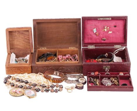 A collection of four rings, to include a 22ct gold band ring, two rings tested as 9ct and 18ct gold, a gem-set stick pin, the