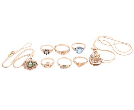 A small collection of 9ct gold jewellery items, and a blue paste ring; to include floral pendant on snake chain; a cluster pe