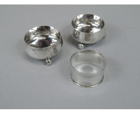 A pair of Edwardian silver open salts, with bun feet, Birmingham 1905, and an engine turned silver napkin ring, 3¼oz.