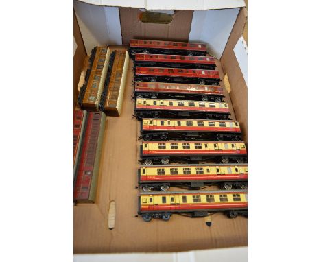A COLLECTION OF HORNBY DUBLO TRAIN CARRIAGES, to include six M26133 carriages, three M26143 carriages (including one guard ca