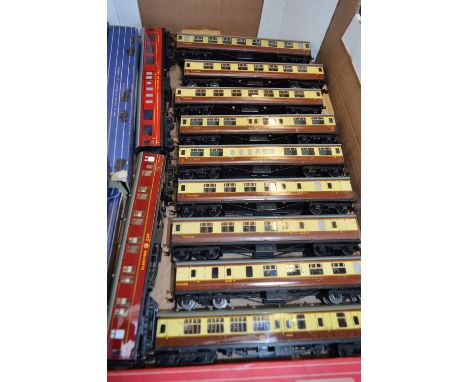 A COLLECTION OF ELEVEN UNBOXED HORNBY DUBLO TRAIN CARRIAGES, to include three W34881 carriages, one W34290 carriage, two W957