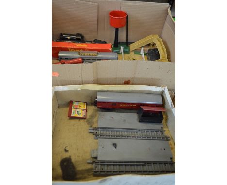 A QUANTITY OF BOXED AND UNBOXED MAINLY TRI-ANG OO GAUGE MODEL RAILWAY ITEMS, to include unboxed locomotives, 'Princess Elizab