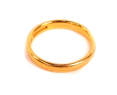 A 22ct gold wedding band, size L/M, 3.8g.