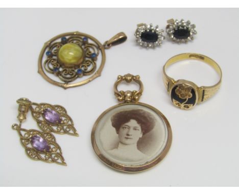 A Victorian mourning ring with black enamel decoration in yellow metal (seed pearls vacant), together with a 9ct reversible p