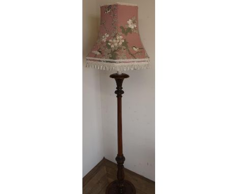 Early-mid 20th C beech standard lamp with fluted column and carved detail 