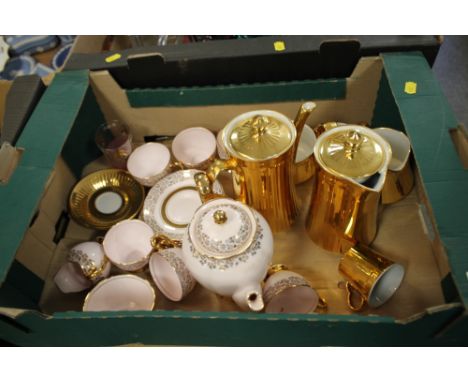 A TRAY OF CHINA TO INCLUDE ROYAL WORCESTER 