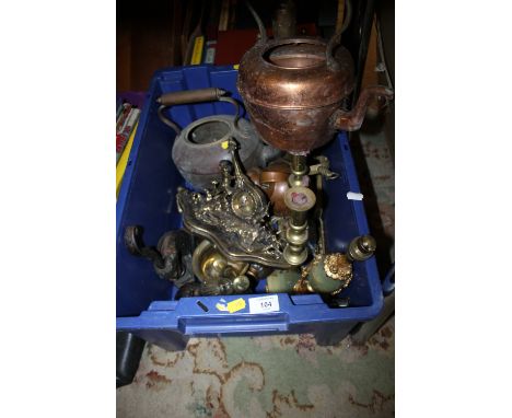 A TRAY OF METALWARE TO INCLUDE COPPER KETTLES, BRASS MANTEL CLOCK ETC.