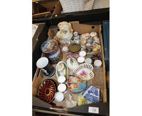 A TRAY OF CERAMICS TO INCLUDE A COLLECTION OF TRINKET POTS