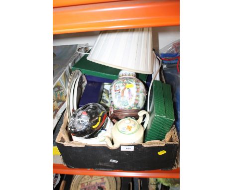 A TRAY OF CERAMICS TO INCLUDE AN ORIENTAL LAMP 