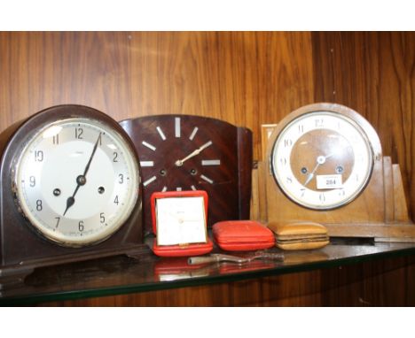A SELECTION OF CLOCKS TO INCLUDE AN ENFIELD MANTEL CLOCK (6) 