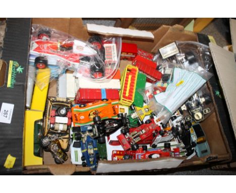 A TRAY OF VINTAGE DIECAST VEHICLES COMPRISING CARS, FORMULA 1 VEHICLES AND BUSES ETC., TO INCLUDE CORGI EXAMPLES 