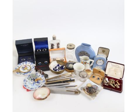 Various collectables, including Wedgwood blue and white Jasperware mantel clock, Parker pens, cufflinks etc (boxful) 