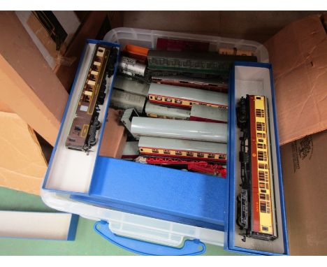 A collection of unboxed Hornby Dublo 00 gauge rolling stock 