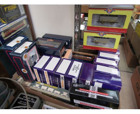 Assorted boxed 00 gauge model railway rolling stock including Dapol, Wrenn, Bachmann, Oxford Rail, Mainline and KMRC (24)