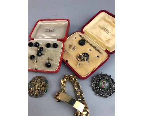 LOT OF ANTIQUE AND VINTAGE JEWELLERY, including brooches, rings and filigree examples