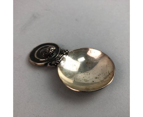NOVELTY SILVER CADDY SPOON, the circular bowl with handle in the form of an otter emerging from a pool of water, London (mode