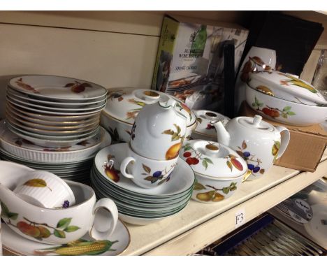WORCESTER EVESHAM VALE DINNER WARE APPROX. 50 PIECES. F3
