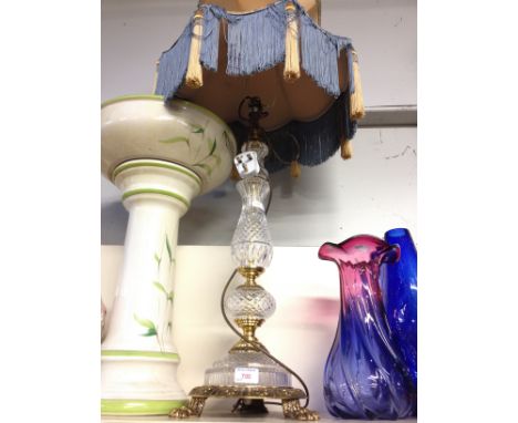 A LARGE CRYSTAL GLASS AND BRASS LAMP, H90CM. L5