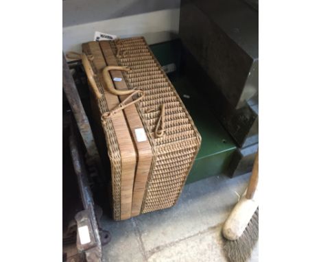 WICKER HAMPER