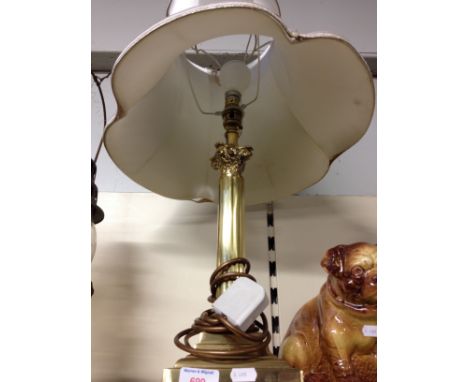 A BRASS CORINTHAN COLUMN TABLE LAMP AND SHADE, H65CM