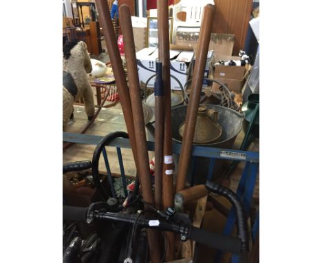 A  BUNDLE OF GARDEN TOOLS