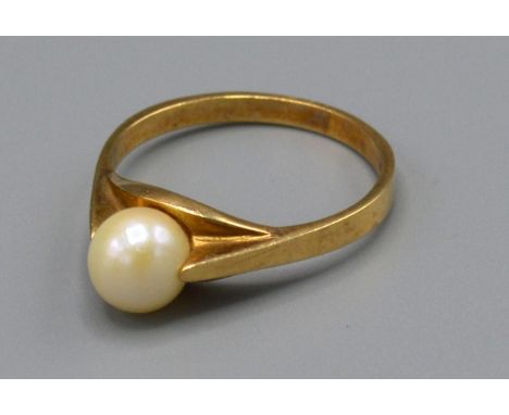 A 9ct Yellow Gold Ring set with a single pearl, Size P, 2.7 grams 