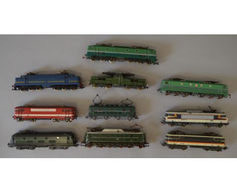 H0 scale. 10 x mainly SNCF railways locomotives, various manufacturers. Overall F/G some with slight damage.