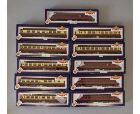 OO Gauge. Bachmann 11 x coaches. 7 Bullied crimson/cream & 4 BR Mk1 crimson. All VG/E in G+ boxes. slight crushing to one.