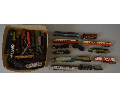 OO Gauge & H0 scale. Quantity of damaged locomotives, suitable for spares/repair.