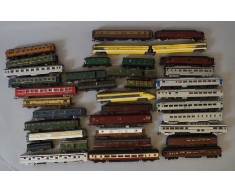 H0 scale. 35 x assorted coaches, various liveries. Overall F/G some with slight damage.