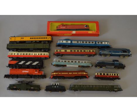 H0 scale 16 x assorted diesel switchers, power cars & rail cars. Overall F/G some with slight damage.