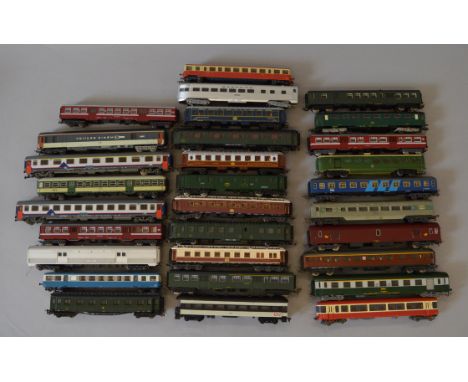 H0 scale 30 x assorted Continental coaches. Overall F/G some with slight damage.