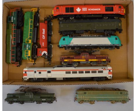 H0 scale 10 x assorted locomotives & railcars, various manufacturers. Overall F/G some with slight damage & repainting.