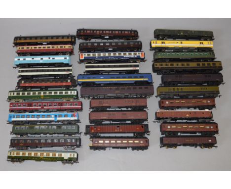 H0 scale. 30 x assorted Continental coaches & baggage/parcels vans. Overall F/G some with slight damage.