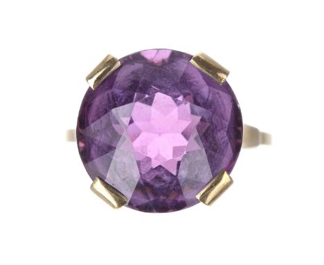 Large amethyst round-cut single stone ring in a yellow metal setting, 14.5mm diameter, 5.3gm, ring size L/M ** with box-no ha