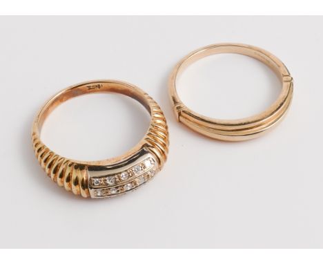 2 9ct gold rings to include one with diamond set panel - ring sizes N/O