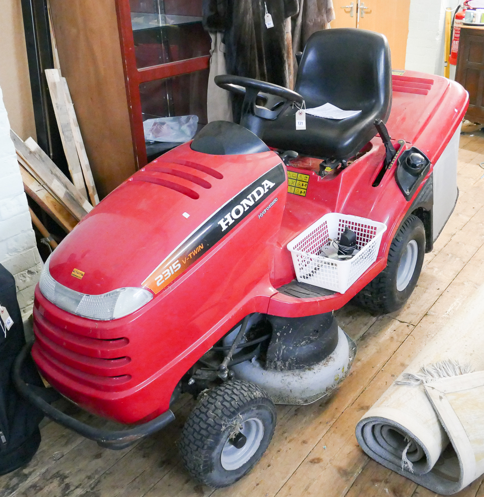 Honda Lawn Tractor ride on lawnmower 2135/V/twin hydrostatic with 36