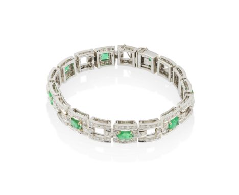 BRACELET EMERAUDES ET DIAMANTSOrné d'émeraudes taille rectangulaire et de diamants taille brillant, poinçon français d'occasi