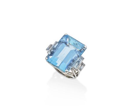 BAGUE AIGUES-MARINESSertie d'une importante aigue -marine taille rectangulaire épaulée de petites aigues-marines taille recta