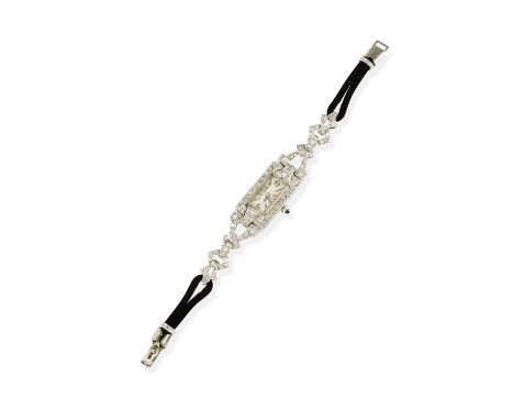 MONTRE-BRACELET DE DAME DIAMANTS, VERS 1930Le boîtier serti de diamants taille 8/8, le cadran à indication des heures en chif