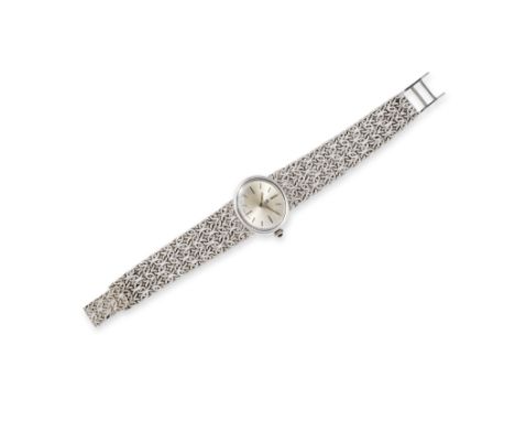 BAUME &amp; MERCIER: MONTRE BRACELET DE DAME ORLe boîtier ovale, le cadran argenté à index bâtons, sur un bracelet en  or tre