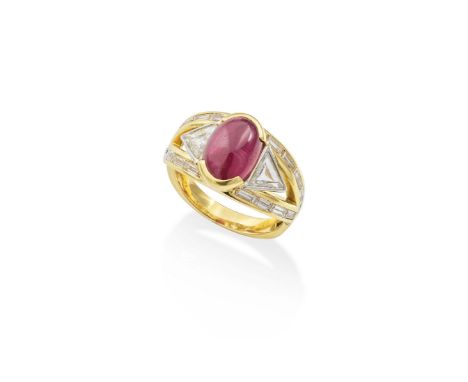 BAGUE RUBIS ET DIAMANTSOrnée d'un cabochon ovale de rubis épaulé de diamants taille triangulaire et calibrée, poinçon françai