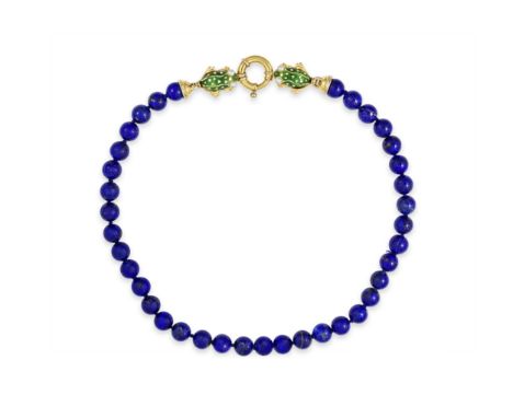 COLLIER LAPIS-LAZULI, EMAIL ET PERLES DE CULTUREOrné de perles de lapis-lazuli, le fermoir décoré de deux grenouilles en émai