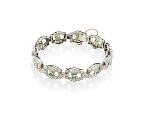 BRACELET EMERAUDES ET DIAMANTS, VERS 1925Les maillons géométriques ornés d'émeraudes rectangulaires et de diamants taille 8/8