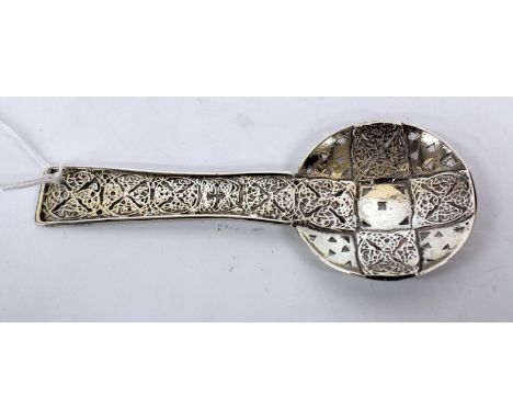 AN EARLY 20TH CENTURY SILVER CADDY SPOON decorated with Gaelic cross designs and pierced bowl, marks for London, makers mark 