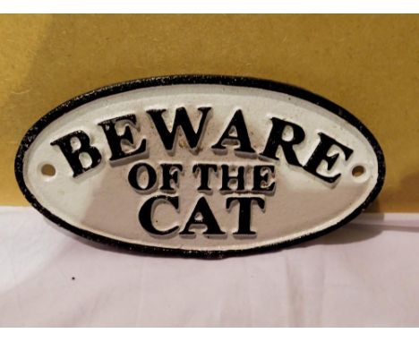 Cast iron Beware of the cat sign. W: 15 cm. UK P&amp;P Group 1 (£16+VAT for the first lot and £2+VAT for subsequent lots) 