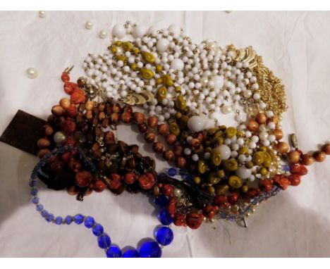 Mixed beads including early examples. UK P&amp;P Group 1 (£16+VAT for the first lot and £2+VAT for subsequent lots) 