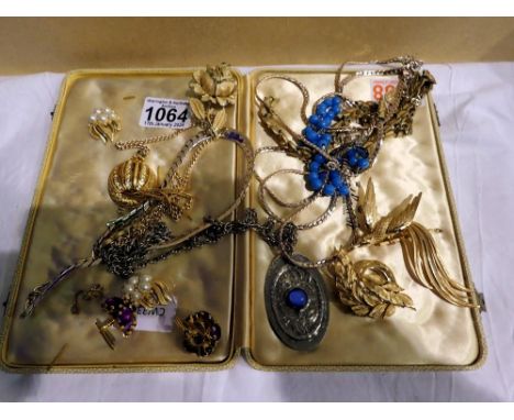 Quantity of mixed costume jewellery. UK P&amp;P Group 1 (£16+VAT for the first lot and £2+VAT for subsequent lots) 