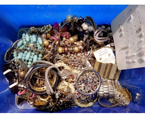 Quantity of mixed costume jewellery. UK P&amp;P Group 2 (£20+VAT for the first lot and £4+VAT for subsequent lots) 