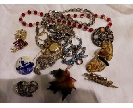 Mixed costume jewellery. UK P&amp;P Group 1 (£16+VAT for the first lot and £2+VAT for subsequent lots) 